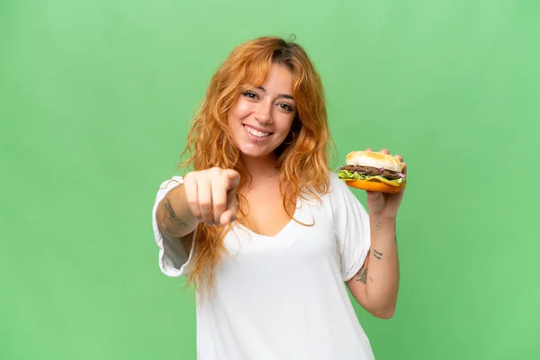 Jeune Femme Caucasienne Tenant Hamburger Isolé Sur Écran Vert Chroma — Photo