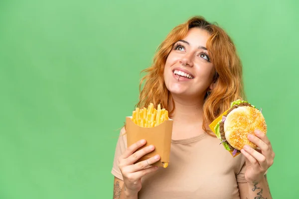 Jeune Femme Caucasienne Tenant Frites Chips Hamburger Isolé Sur Fond — Photo