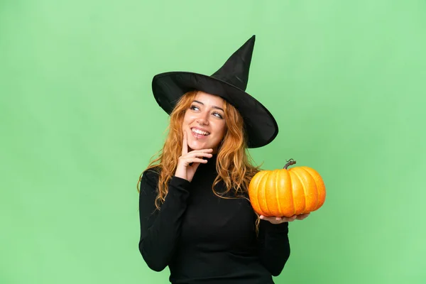 Giovane Donna Caucasica Costume Strega Possesso Una Zucca Isolata Sfondo — Foto Stock