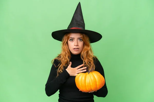 Mulher Em Traje De Bruxa Halloween Segurando Uma Grande Abóbora