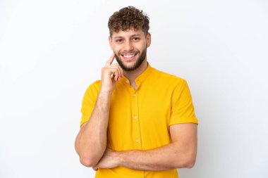 Beyaz arka planda izole edilmiş yakışıklı beyaz adam gülüyor.