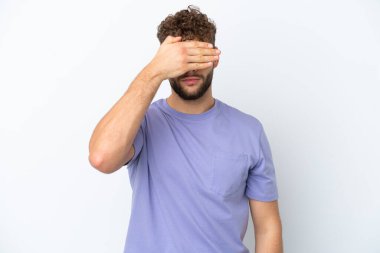 Beyaz arka planda izole edilmiş beyaz tenli yakışıklı bir adam gözlerini elleriyle kapatıyor. Bir şey görmek istemiyorum.