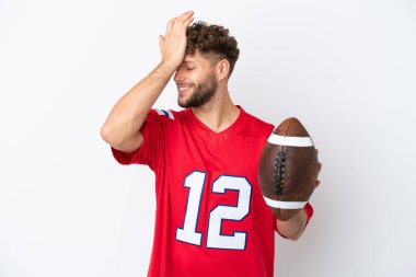 Beyaz arka planda ragbi oynayan Kafkasyalı genç bir adam bir şeyin farkına vardı ve çözüme niyetlendi.