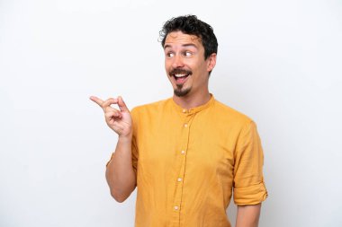 Bıyıklı genç adam beyaz arka planda izole edilmiş bir şekilde parmağını kaldırarak çözümü bulmaya çalışıyor.