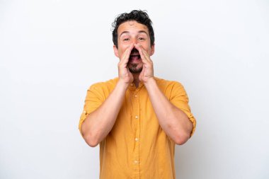 Bıyıklı genç adam beyaz arka planda izole edilmiş bağırıyor ve bir şeyler söylüyor.