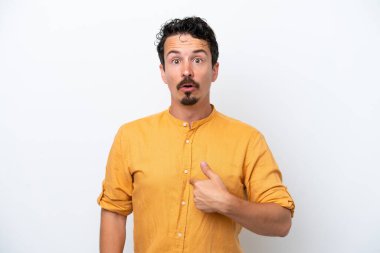 Bıyıklı genç adam beyaz arka planda kendini gösteriyor.