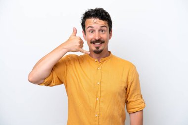 Bıyıklı genç bir adam beyaz arka planda izole edilmiş telefon jesti yapıyor. Bana geri dönüş işareti ver.