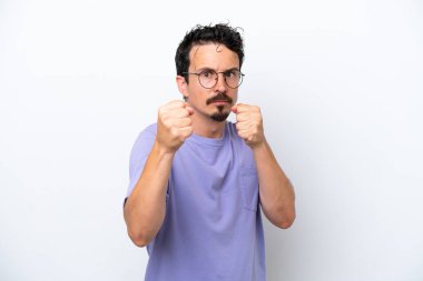 Bıyıklı genç adam, beyaz arka planda dövüşerek izole edildi.