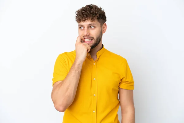 Jonge Knappe Blanke Man Geïsoleerd Witte Achtergrond Nerveus Bang — Stockfoto