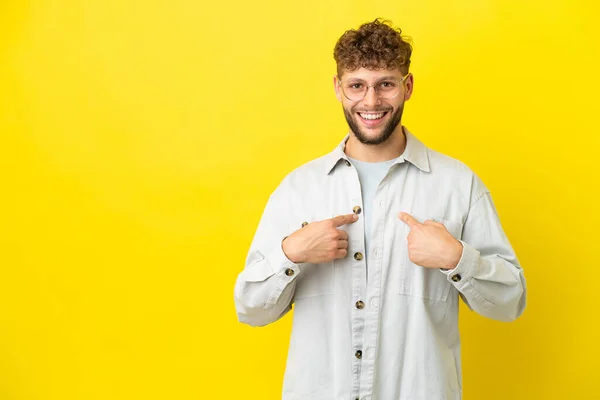 Jonge Knappe Blanke Man Geïsoleerd Gele Achtergrond Met Verrassing Gezichtsuitdrukking — Stockfoto