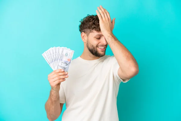 Jonge Blanke Man Die Veel Geld Neemt Geïsoleerd Een Blauwe — Stockfoto