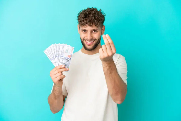 Νεαρός Καυκάσιος Παίρνει Πολλά Χρήματα Απομονωμένος Μπλε Φόντο Κάνοντας Χειρονομία — Φωτογραφία Αρχείου