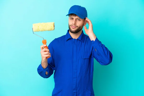Painter Caucasian Man Isolated Blue Background Having Doubts — Stock Photo, Image