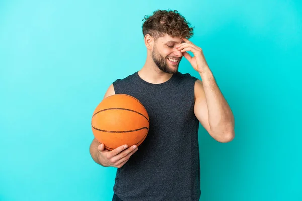 Pemuda Tampan Bermain Basket Terisolasi Latar Belakang Biru Tertawa — Stok Foto