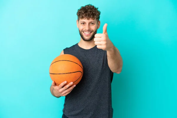 Красивий Молодий Чоловік Грає Баскетбол Ізольовано Синьому Фоні Великими Пальцями — стокове фото