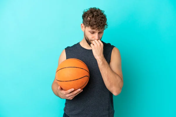 Pemuda Tampan Bermain Basket Terisolasi Latar Belakang Biru Memiliki Keraguan — Stok Foto
