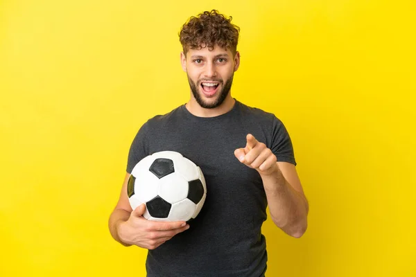 Handsome Young Football Player Man Isolated Yellow Background Surprised Pointing — Stock Photo, Image