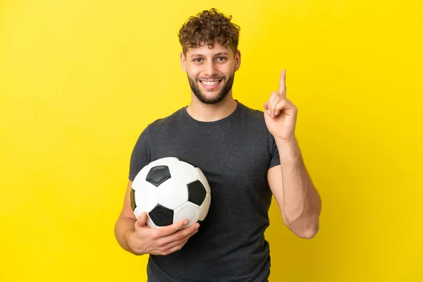 Bello Giovane Giocatore Calcio Isolato Sfondo Giallo Che Mostra Solleva — Foto Stock