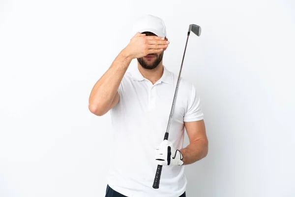 白い背景に手で目を覆って孤立したゴルフをしているハンサムな若い男 何か見たくない — ストック写真