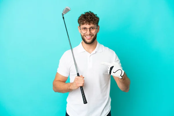 Joven Guapo Hombre Caucásico Aislado Sobre Fondo Azul Jugando Golf — Foto de Stock