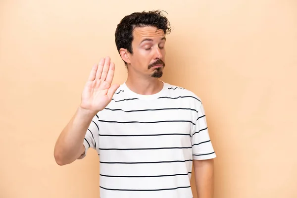 Joven Hombre Caucásico Aislado Sobre Fondo Beige Haciendo Stop Gesture — Foto de Stock