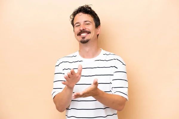 Joven Hombre Caucásico Aislado Sobre Fondo Beige Aplaudiendo Después Presentación — Foto de Stock