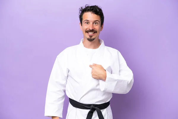 Mladý Běloch Dělá Karate Izolované Fialovém Pozadí Překvapivým Výrazem Obličeje — Stock fotografie