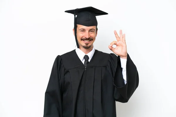 Молодий Випускник Університету Ізольований Білому Тлі Показуючи Знак Пальцями — стокове фото