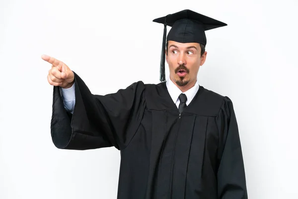 Jovem Universitário Graduado Homem Isolado Fundo Branco Apontando Para Longe — Fotografia de Stock