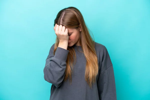 Jovem Caucasiana Isolada Fundo Azul Com Dor Cabeça — Fotografia de Stock