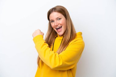 Beyaz arka planda izole edilmiş beyaz bir kadın zaferi kutluyor.