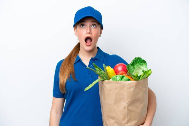 Genç teslimatçı kadın beyaz arka planda izole edilmiş bir paket yiyecek alıyor.