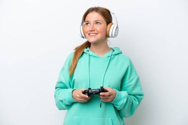 Beyaz arka planda izole edilmiş bir bilgisayar oyunu kontrolörüyle oynayan beyaz bir kadın bir fikir ararken...