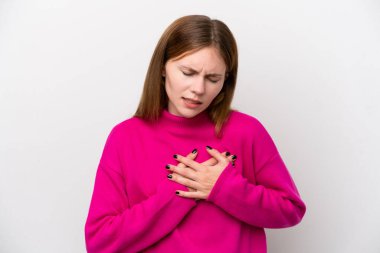 Beyaz arka planda izole edilmiş genç bir İngiliz kadının kalbinde bir ağrı var.