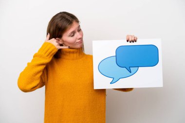 Beyaz arka planda izole edilmiş genç bir İngiliz kadın konuşma balonu ikonlu bir pankart tutuyor ve telefon jesti yapıyor.