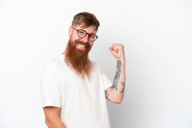 Kızıl saçlı uzun sakallı adam beyaz arka planda zaferi kutluyor.