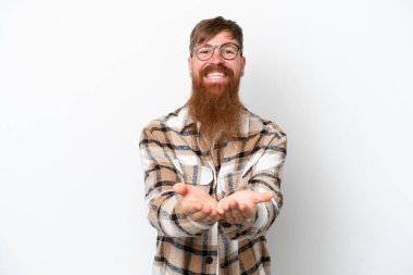 Kızıl saçlı, uzun sakallı, beyaz arka planda izole edilmiş bir adam.
