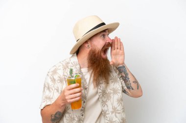 Kızıl saçlı, uzun sakallı, kumsalda kokteyl içen, beyaz arka planda izole edilmiş, ağzı açık, bağıran bir adam.