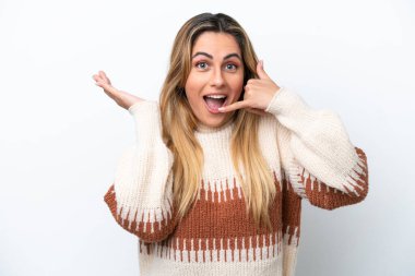 Beyaz arka planda izole edilmiş genç beyaz bir kadın telefon jesti yapıyor ve şüpheli.