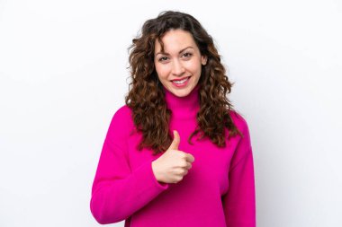 Beyaz arka planda izole edilmiş genç beyaz bir kadın baş parmak hareketi yapıyor.