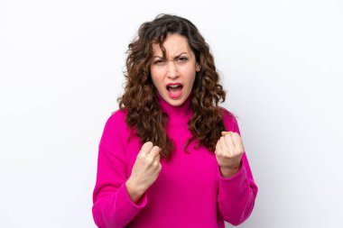 Beyaz arka planda izole edilmiş beyaz bir kadın kötü bir durum yüzünden hayal kırıklığına uğradı.