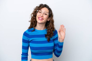 Beyaz arka planda izole edilmiş beyaz bir kadın. Mutlu bir ifadeyle selamlıyor.