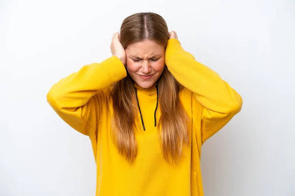 Mladá Běloška Žena Izolované Bílém Pozadí Frustrované Zakrývající Uši — Stock fotografie
