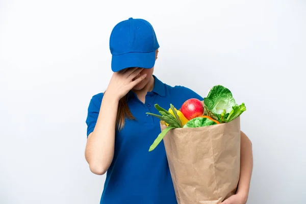 年轻的分娩妇女带着一包外卖食品 被白色背景隔离 面容疲惫 — 图库照片