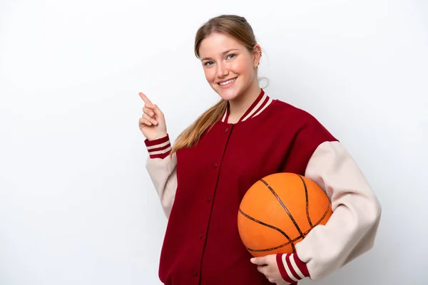 若いバスケットボール選手の女性は 側に指を指して白い背景に隔離 — ストック写真