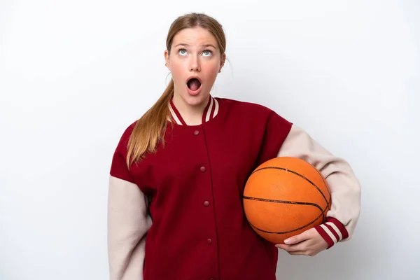 Giovane Donna Giocatore Basket Isolato Sfondo Bianco Guardando Alto Con — Foto Stock