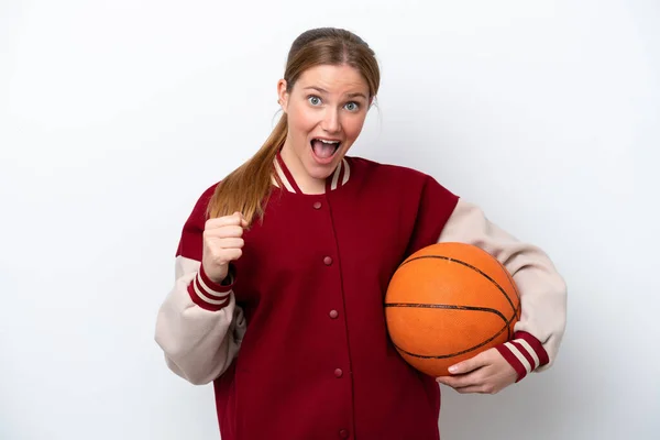 Genç Basketbolcu Kadın Beyaz Arka Planda Tek Başına Galibiyeti Kutluyor — Stok fotoğraf