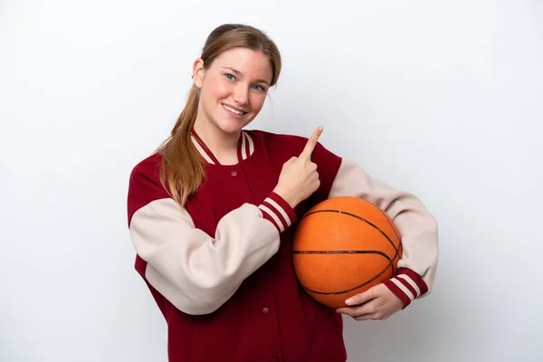Молода Баскетболістка Ізольована Білому Тлі Вказуючи Бік Щоб Представити Продукт — стокове фото
