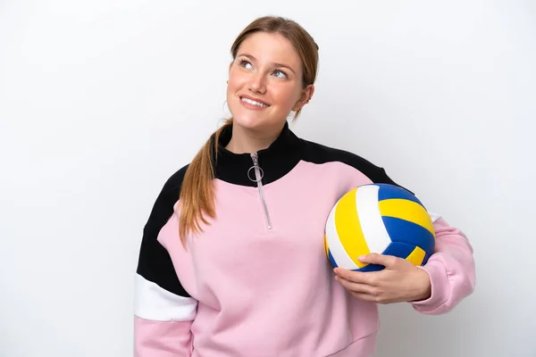 Молода Біла Жінка Грає Волейбол Ізольовано Білому Тлі Думаючи Про — стокове фото