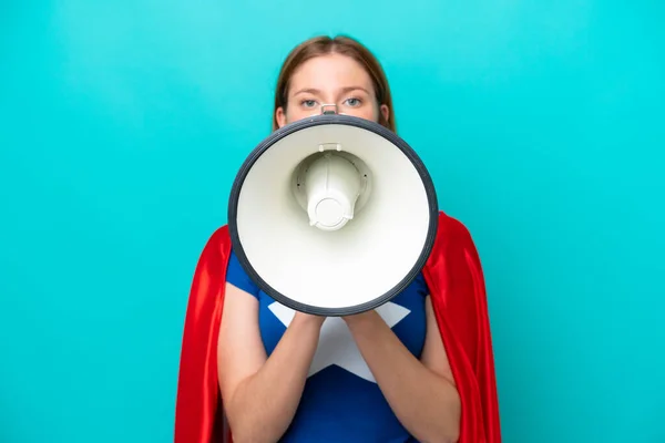 Super Hero Kaukasische Frau Isoliert Auf Blauem Hintergrund Schreit Durch — Stockfoto